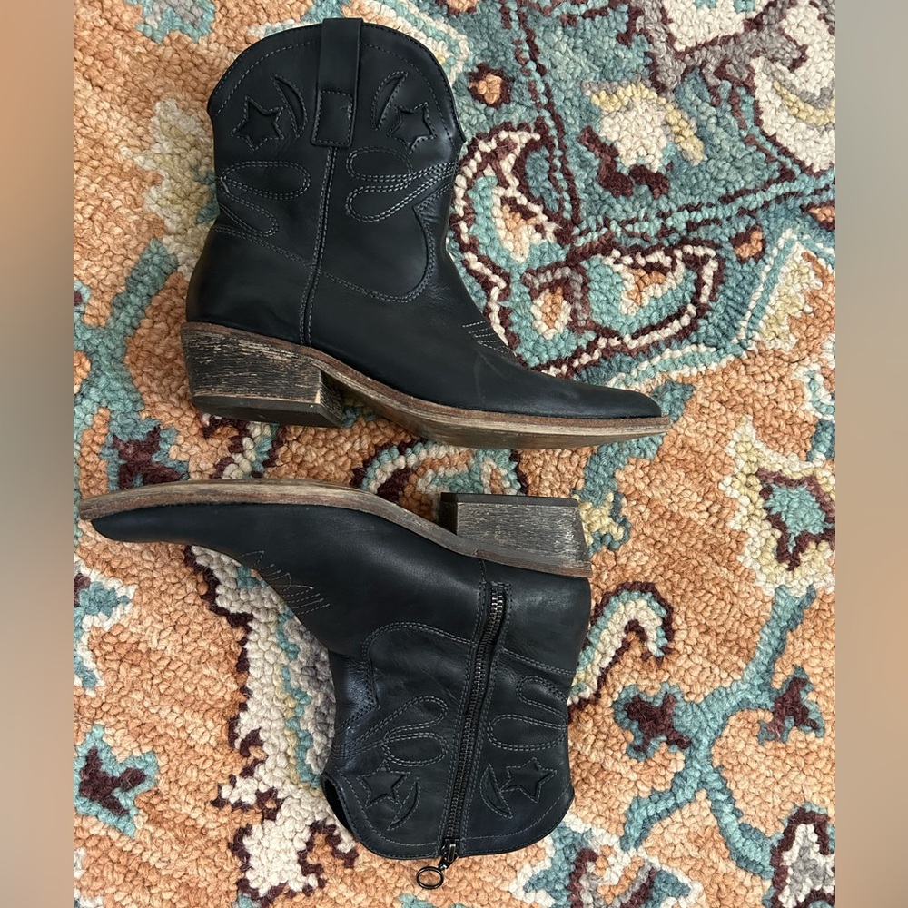 Zigi Soho Black Genuine Leather Cowboy Western Bootie Boots Zipper Stars & Moons